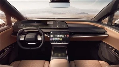 Lelaki Memancing Ecstatic Tesla Saingan Lama Tempatan Kereta Baharu Lucid Dik...
