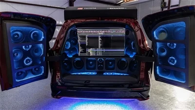 Toyota Sienna yang Diubah Suai Menjadi Subwufer Mudah Alih
